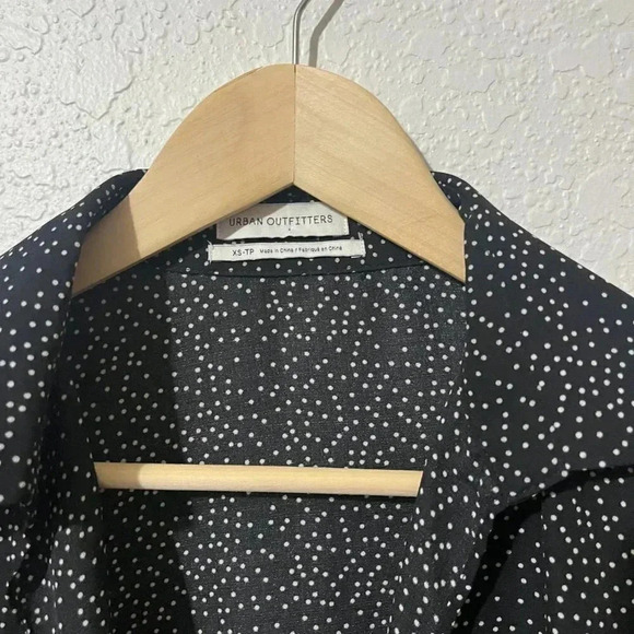 SOLD-Urban Outfitters Tie-Front Short Sleeve Cropped Top - Picture 3 of 5